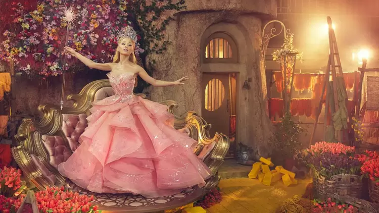 Glinda (Ariana Grande)