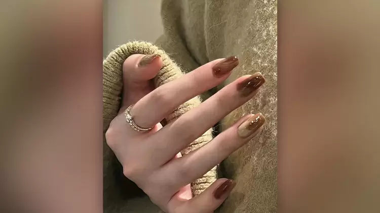 Classic caramel colors take center stage in these manicures, creating a strong glossy feeling. 