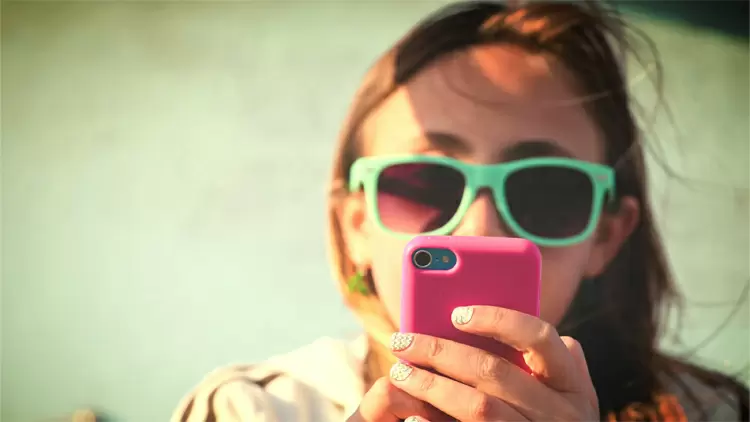 When your friends or colleagues don't reply to your messages promptly, how do you think?